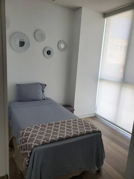 Midtown 4 Bedroom Home Free Wi-Fi And Parking Toronto Apartment