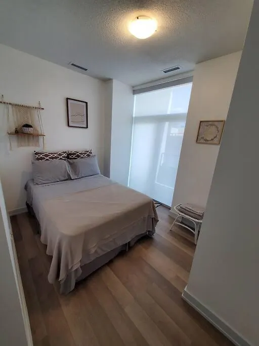 Midtown 4 Bedroom Home Free Wi-Fi And Parking Toronto Apartment